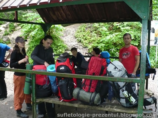 /Piatra/p1290900-_acoperisul_de_sub_canion__andreea_andi_andrei_doina_si_catalin_.jpg