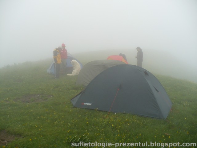 /Piatra/p1290933-_corturile_noastre__george_eu_andi_si_doina_in_stanga_.jpg