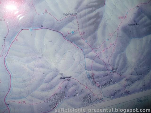 /Piatra/p1290950-_priveam_cu_andi_harta_din_fata_cabanei_si_spuneam_ca_pe_aici_mi-ar_placea_sa_merg_candva.jpg