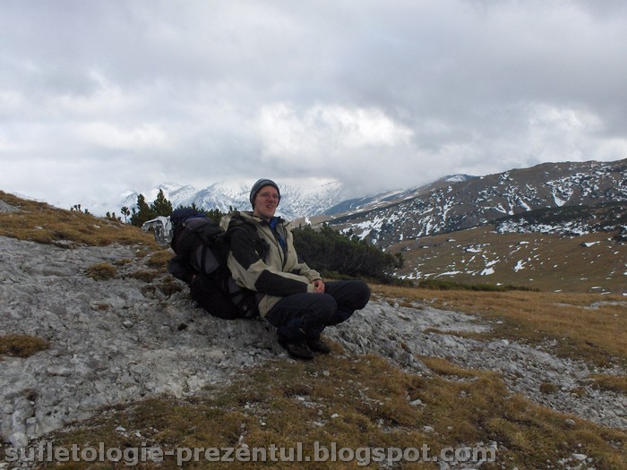 /Retezat/hpim0547-_vedere_de_sub_vf_piatra_iorgovanului-_vedere_spre_inapoi_cu_ionel.jpg