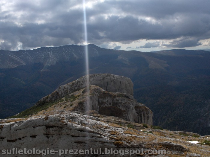 /Retezat/hpim0558-_contrejour_pe_piatra_iorgovanului.jpg