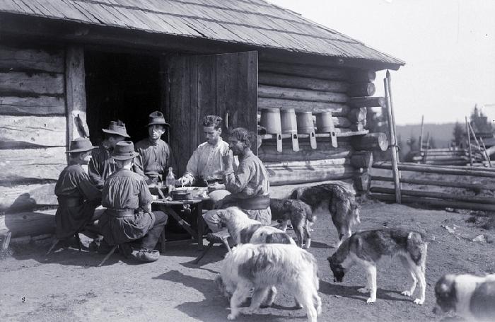 /Toponimie/ciobani_la_masa_a._chevalier__1930.jpg