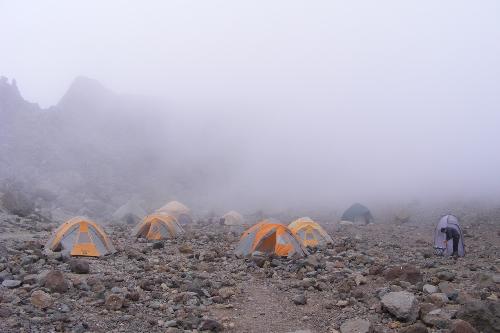 /KILIMANJARO/25._ceata_si_norii_in_arrow_glacier_camp.jpg