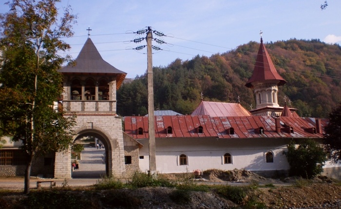 /cheia/001_manastire.jpg