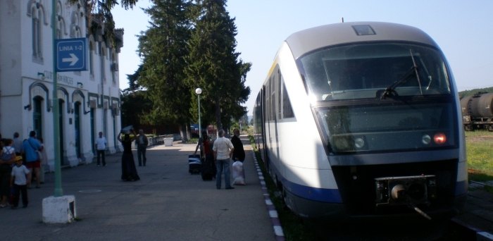 /fruntii/z_01_-_in_gara.jpg