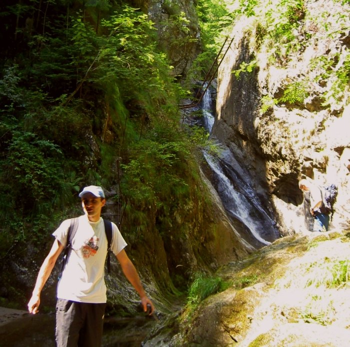 /fruntii/z_09_-_ajungem_la_cascada_3.jpg