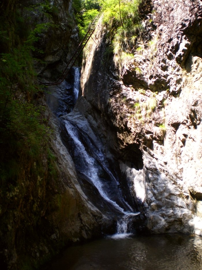/fruntii/z_10_-_cascada_3.jpg