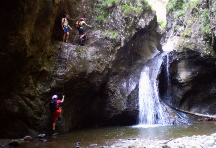 /fruntii/z_20_-_cascada_ultima.jpg