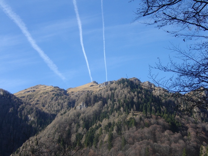 /Bucegi/creasta_muntelui_piatra_arsa1.jpg