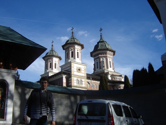 /Bucegi/eu_manastirea_sinaia1.jpg