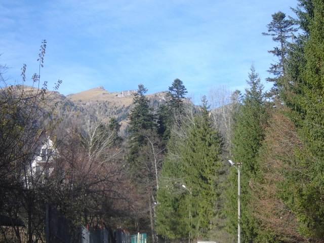 /Bucegi/piciorul_pietrei_arse_si_coltii_lui_nica.jpg
